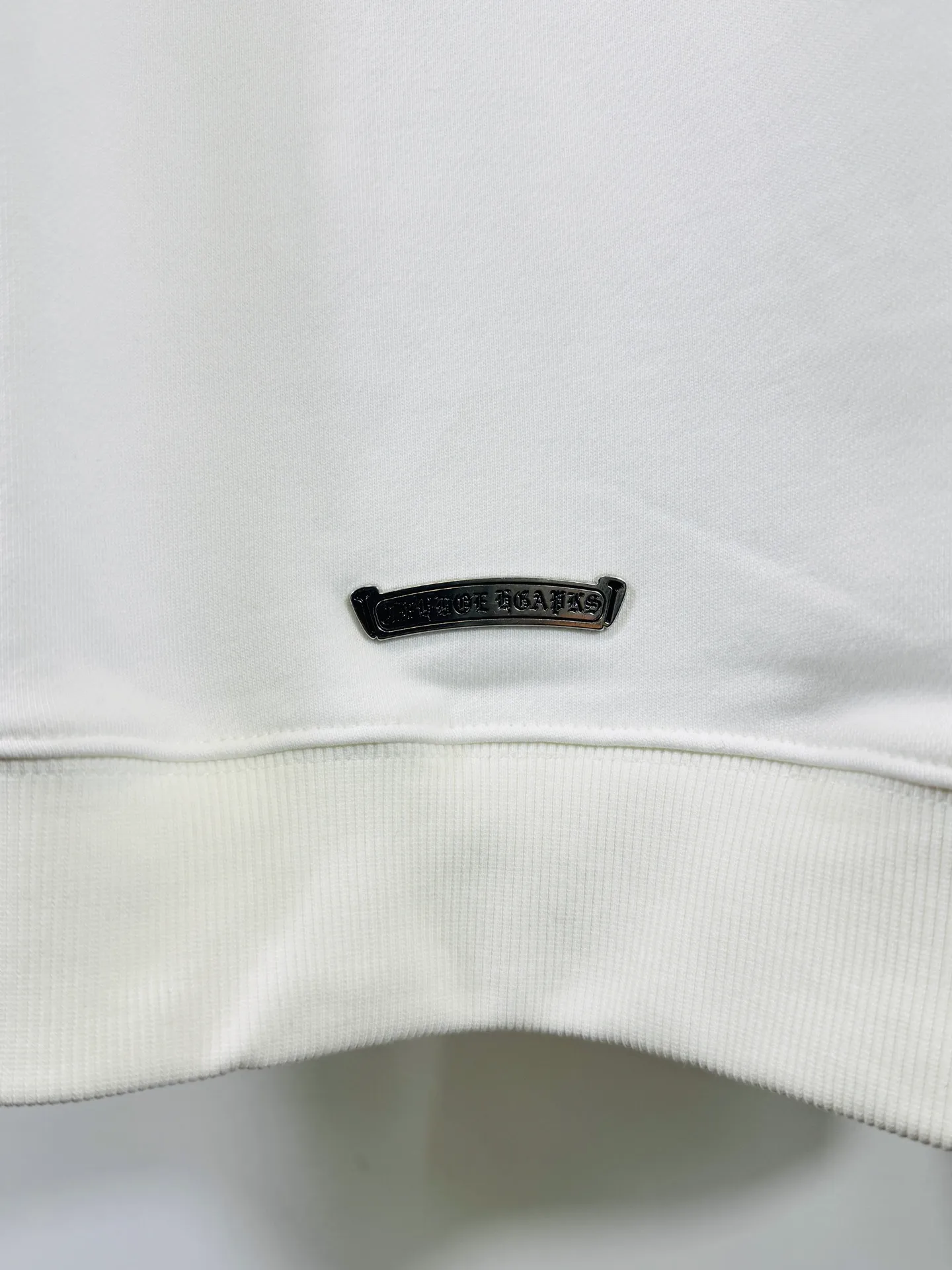 P290 top version, real shot without P, ​​different from market currency) 𝗖𝗵𝗿𝗼𝗺𝗲 𝗛𝗲𝗮𝗿𝘁𝘀/Cro Heart 2025 washed patch embroidery autumn and winter new original single counter American laser burnt 3D embroidery couple stand collar zipper casual sweatshirt 👑The highest version! Customized fabric 430g tripe terry fabric! American acid-washed and distressed original fabric laser burnt ✟appliqué embroidery and exquisite embroidery of letters! The best-selling model in the counter, very comfortable to wear. Accessories: original molded and authenticated collar label➕100% silk wash label. Genuine purchase-grade original hangtag➕matching hanging rope➕3D hanging beads➕original packaging bag. Craftsmanship: The original version has consistent wiring! The highest version of the armhole matching technique! Color: White Black Size: S M L XL Style Number: 25-379